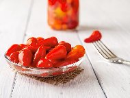 Рецепта Сурова туршия от червени лютиви чушлета в саламура от вода, морска сол и винен оцет (без варене)